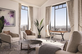 Suite, 1 King Bed (International Suite)