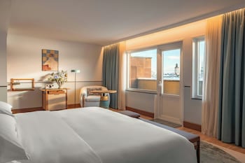 Superior Room, 1 King Bed, Non Smoking, Lake View