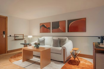 Club Suite, 1 King Bed, Lake View