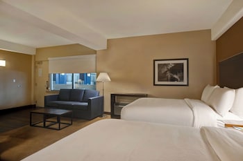 Junior Suite, 2 Queen Beds, Poolside