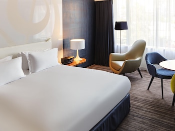 Junior Suite, 1 King Bed (Large Work Space)