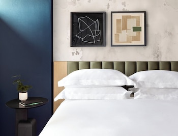 Room (Essential)