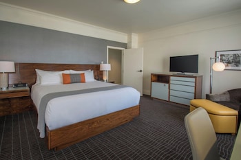 Suite (9 -Gallery Suite)