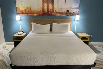 Room, 1 King Bed, Accessible, Non Smoking (Mobility)