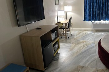 Room, 1 Queen Bed, Accessible, Smoking (Mobility)