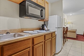 Suite, 1 King Bed, Non Smoking, Kitchenette