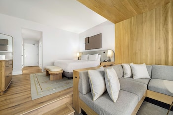 Room, 1 King Bed, Pool View