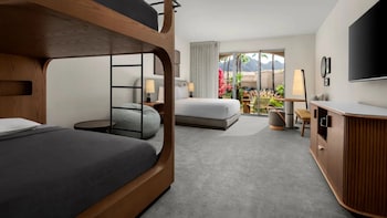 Family Room (1 King Bed with Bunk Beds)