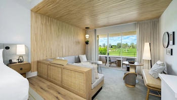 Deluxe Room, 1 King Bed, Golf View