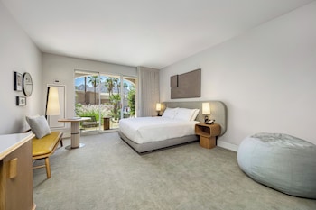 Family Room (1 King Bed with Bunk Beds)
