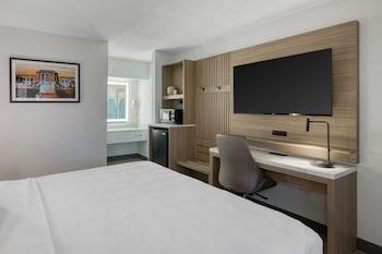 Standard Room, 1 King Bed, Non Smoking, Refrigerator & Microwave (Pet Friendly;Larger Room)