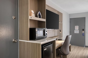 Standard Room, 2 Queen Beds, Accessible, Bathtub (Pet Friendly)