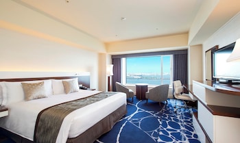 Premium Room, 1 King Bed, Harbor View (Walk-In Shower)