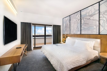 Deluxe Room, 1 King Bed, Resort View (Balcony)