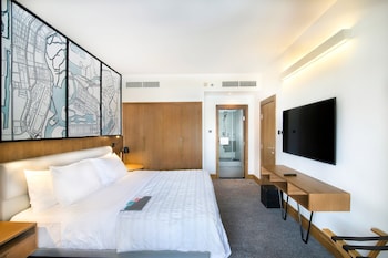 Deluxe Room, 1 King Bed, Resort View (Balcony)