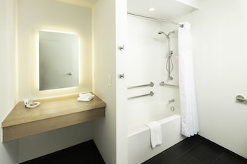 Premium Room, 2 California King Beds, Accessible