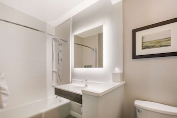 Standard Room, 1 Queen Bed, Non Smoking, Refrigerator & Microwave