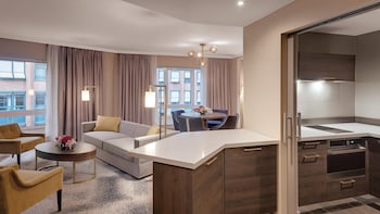 Executive Suite, 1 King Bed, Kitchenette