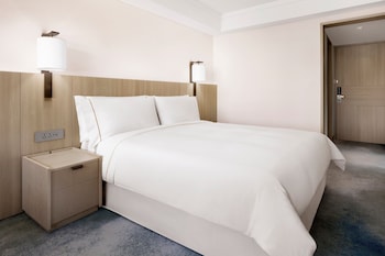 Executive Park King, Club lounge access, 1 King, Dongbaek Park view