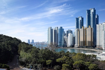 Deluxe Park Family, Guest room, 1 Queen and 1 Twin, Dongbaek Park view