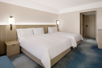 Deluxe Park Family, Guest room, 1 Queen and 1 Twin, Dongbaek Park view