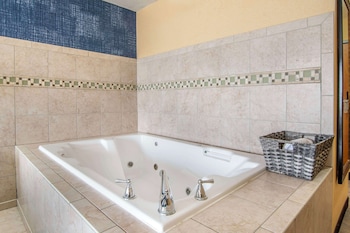 Suite, 1 King Bed, Non Smoking, Jetted Tub