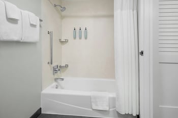 Room, 2 Queen Beds (Mobility/Hearing Access, Roll-in Shwr)