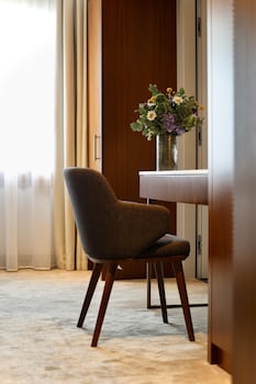 Junior Suite, 1 King Bed, Mountain View (Signature Junior Suite)