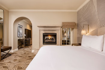 Luxury Studio Suite, 1 King Bed with Sofa bed