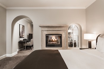 Luxury Studio Suite, 1 King Bed with Sofa bed