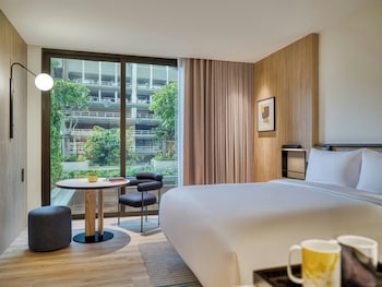 Deluxe Room, 1 King Bed, Balcony, Courtyard View
