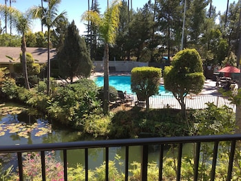 Superior Room, 1 King Bed, Non Smoking, Garden View