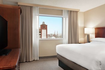 Suite, 1 King Bed, Accessible, Bathtub