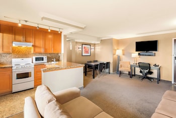 Suite, 1 Queen Bed, Non Smoking, Kitchenette (with Sofabed)