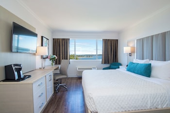 Standard Room, 1 King Bed, Refrigerator, Harbor View