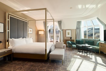 Suite, 1 King Bed, Balcony, Corner