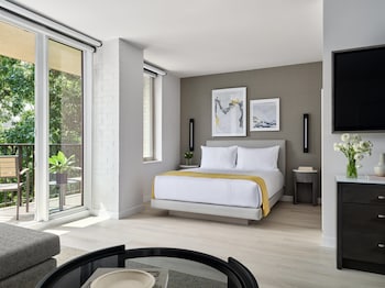 Deluxe Room, 1 Queen Bed, Mobility Accessible, Balcony