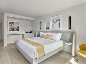 Room, 1 King Bed, Mobility Accessible, Microwave