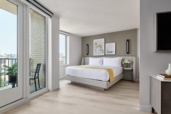Junior Suite, 1 King Bed, Balcony