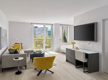 Studio, 1 Queen Bed, Balcony