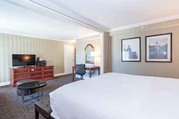 Grand Room, 1 King Bed (Deluxe, Middle Floors)