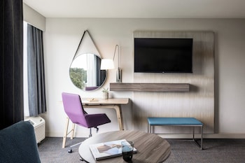 Standard Room, 1 King Bed, Accessible (Communications)