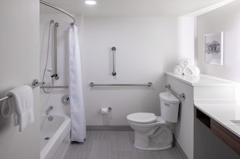 Standard Room, 2 Double Beds, Accessible Bathtub (Communications)