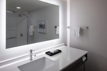 Standard Room, 1 King Bed, Accessible (Communications)