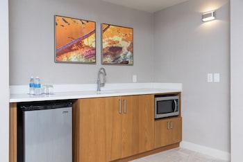 Suite, 1 King Bed, Kitchenette