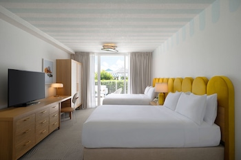 Room, 2 Queen Beds, Lanai (Mobility/Hearing Access, Roll-in Shwr)