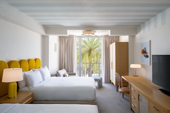 Room, 2 Queen Beds, Lanai (Mobility/Hearing Access, Roll-in Shwr)