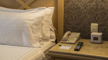 Standard Room, 1 King Bed, Accessible Bathtub