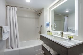 Classic Room, 2 Queen Beds, River View (Walk-In Shower)