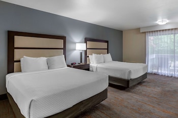 Standard Room, Multiple Beds, Non Smoking, Patio (1st Floor)
